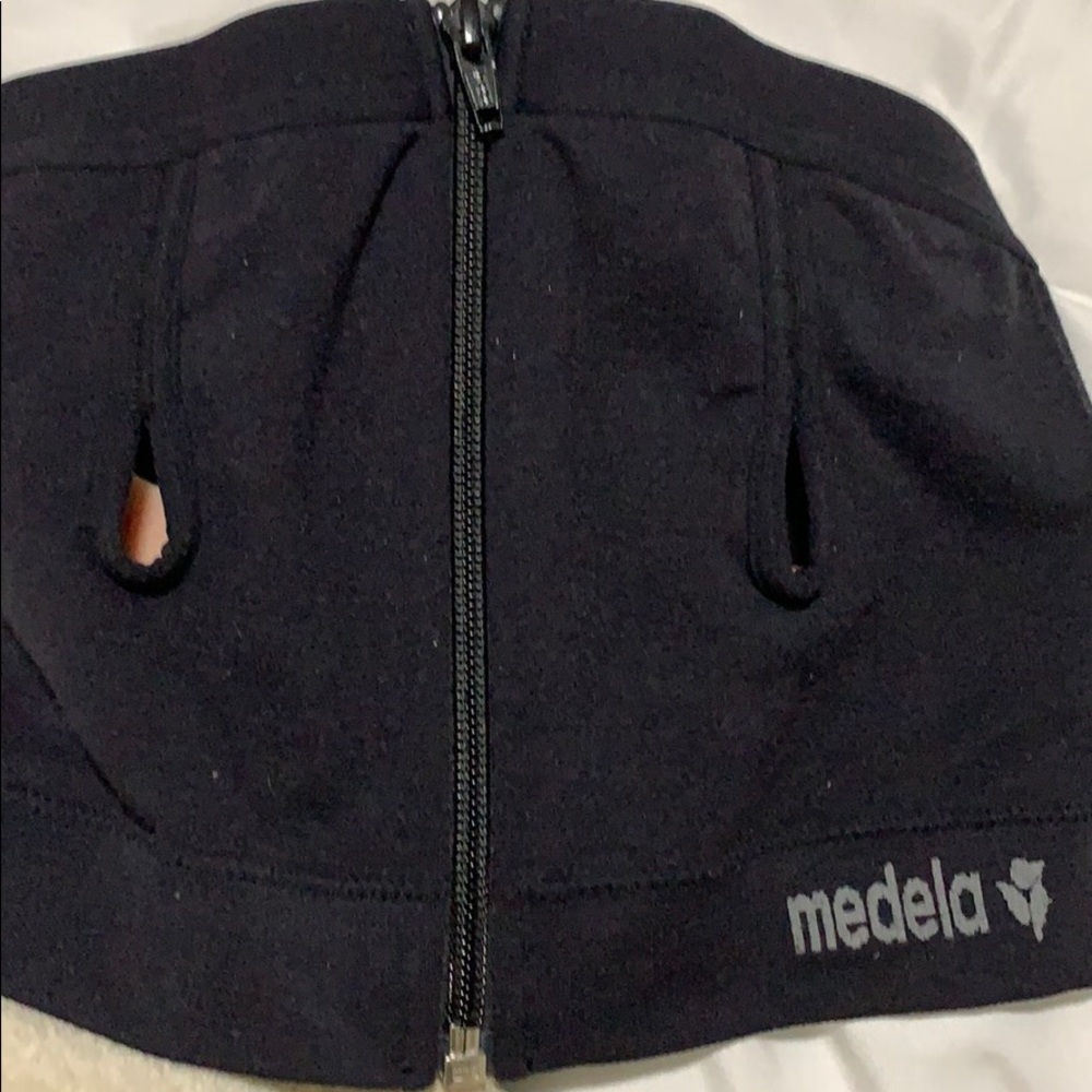 Medela Pumping Bra - Picture 2 of 5